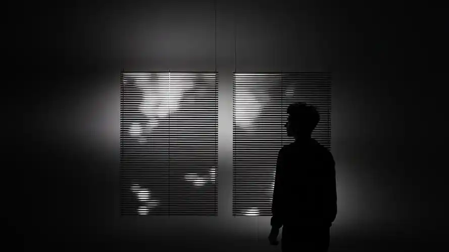 百叶窗前的意境男人
