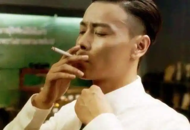 6位明星抽烟镜头胡歌痞帅周星驰经典而他一朝封神