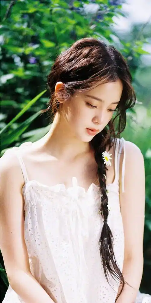 欧阳娜娜私服写真,麻花辫搭配白色吊带裙,满满的甜美浪漫气息_镂空