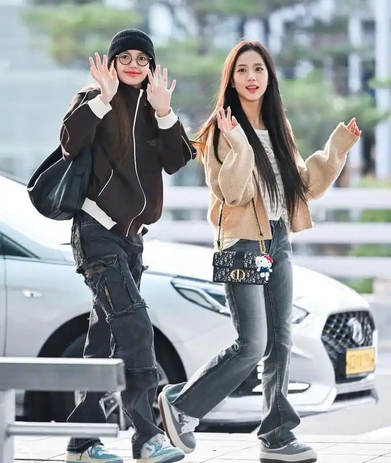 lisa与jisoo机场牵手奔跑,扑面而来的青春气息啊