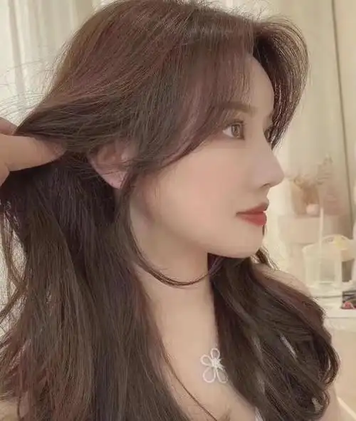 小波浪卷发型中长发,不显老的卷发发型