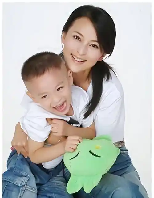 何音:花13年捧红丈夫黄志忠,被加入后带儿子分手,如今怎样了?