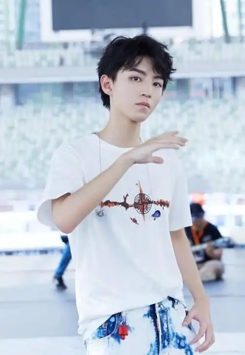 也适合不同身材,不同年龄的人,但扎染的裤子不好驾驭,王俊凯穿出了