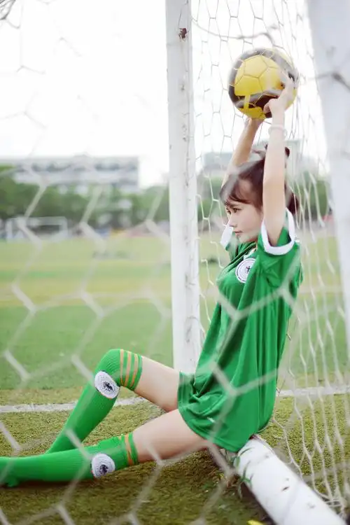 萌妹子诱惑 俏皮可爱萌妹子绿茵场性感身材诱惑(一)