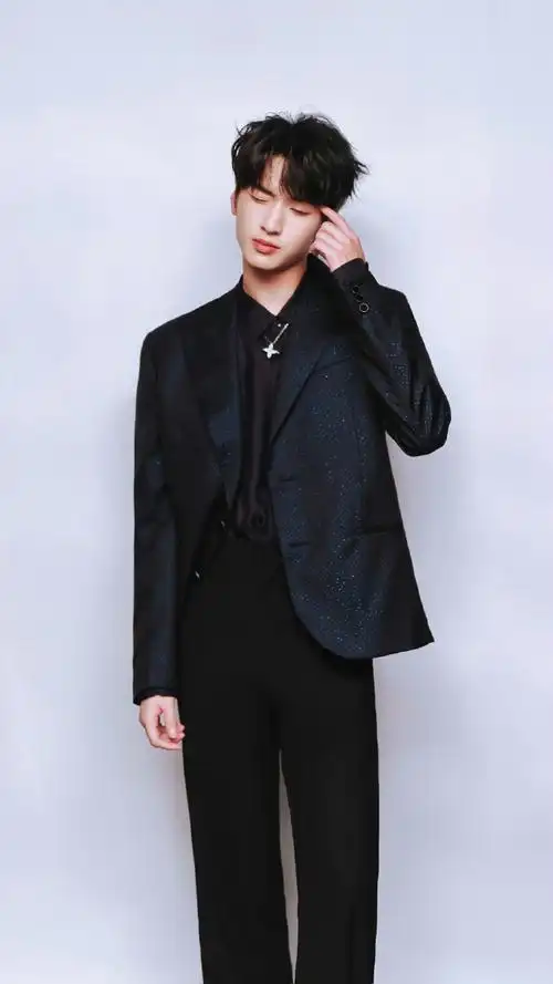 严浩翔纯黑西装##严浩翔四芒星项链##微博之夜