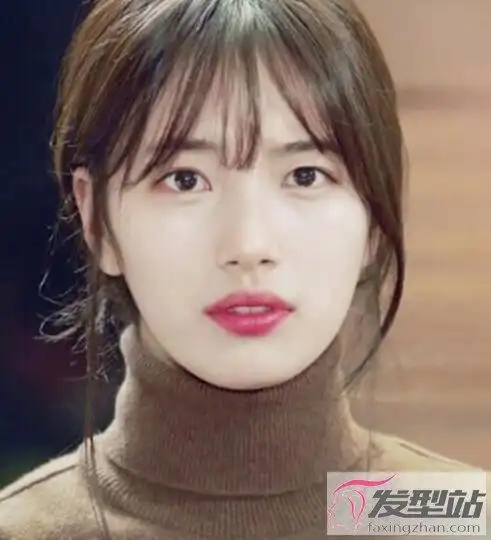 八字空气刘海很适合搭配扎发,脸侧的碎发丝散落更加显脸小,简约的造型