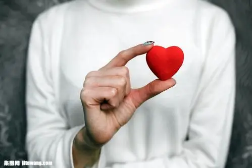 拿着爱心的手势图