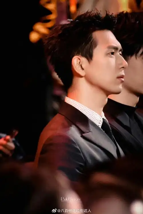 李现只露喉结都这么帅##李现喉结