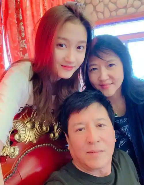 关晓彤全家20多人一起过节,关晓彤心情大好喝红酒,合影超温馨_一家人