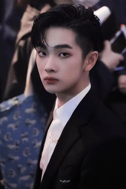 周震南戴双眼皮眼镜