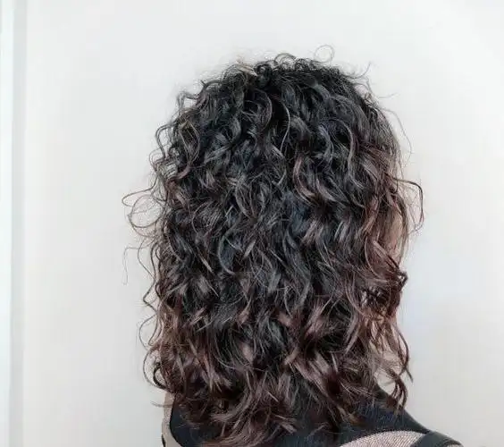 今年流行的筷子烫发型适合脸大的女生