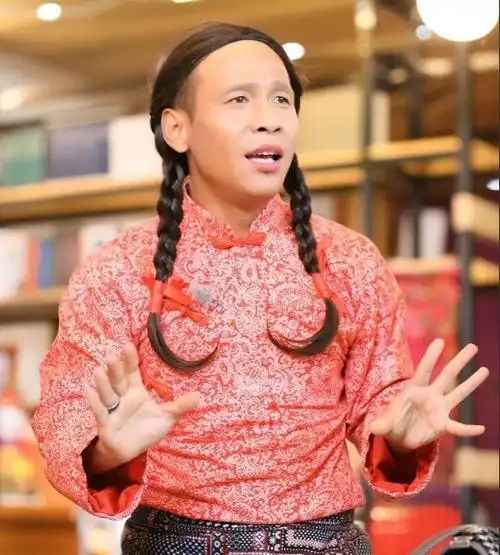 相信很多人都认识宋小宝这个人物,他在荧幕面前逗的人们哈哈大笑,果然