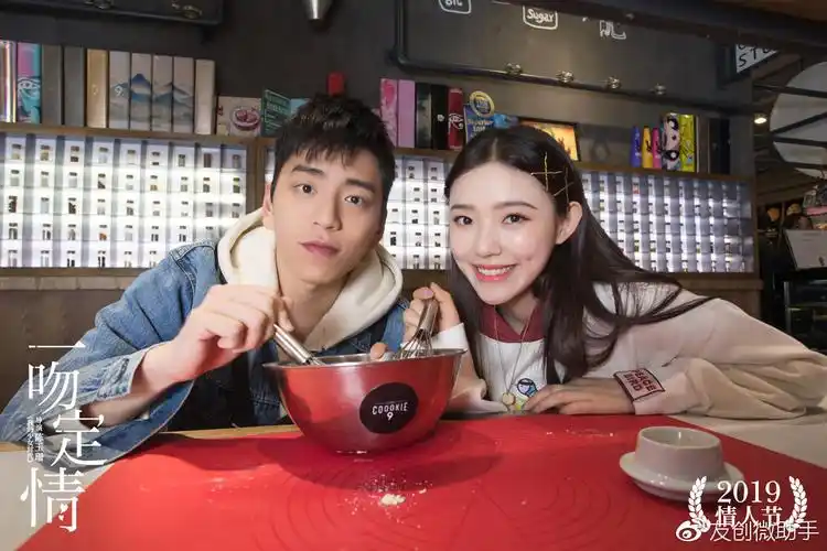 一吻定情今日甜蜜公映王大陆林允情侣街拍甜炸情人节就该这么过