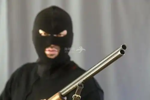 恐怖加拿大男子遭3大汉入室抢劫他竟夺枪反杀劫匪8岁女儿还在旁边睡觉