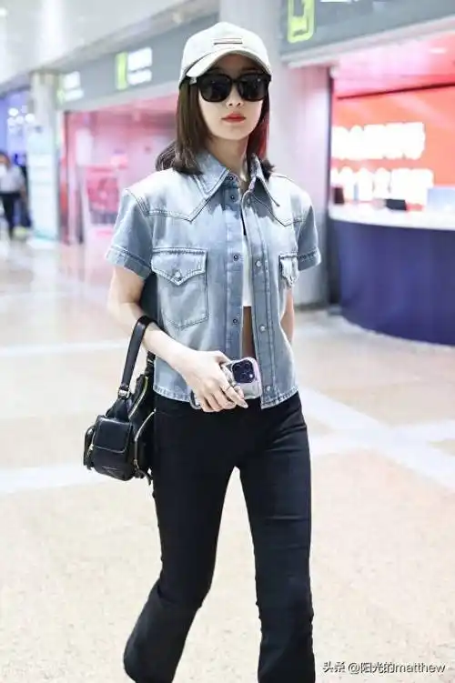 街拍:毛晓彤牛仔衬衫夹克 黑色紧身裤 棒球帽潇洒低调_毛晓影_北京