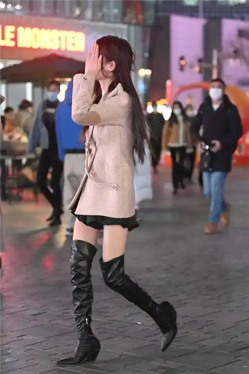 春季的过膝长靴搭配,可以选择平底款式,也可以穿着高跟的风格_美女