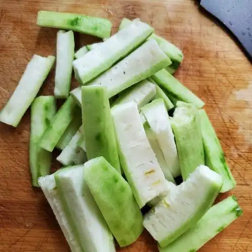第2步,丝瓜切条状.