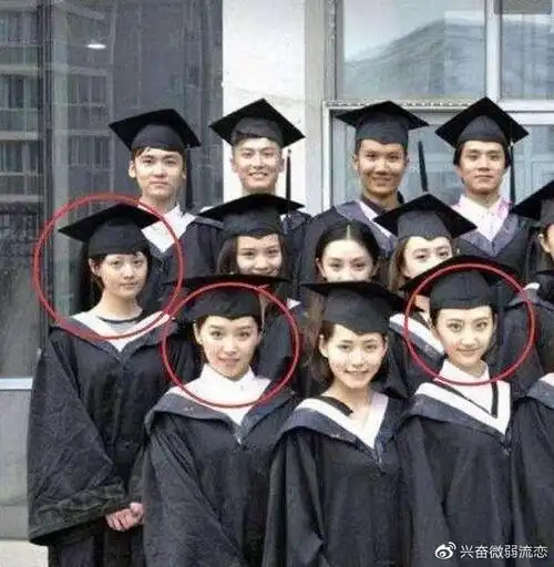 景甜与阚清子是郑爽在北影的同班同学,当时的郑爽还比较青涩,与景甜阚