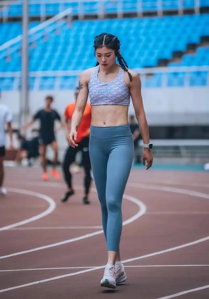 她26岁再夺跨栏冠军,身上纹身惹争议,偶像是刘翔,梦想奥运夺冠(图9)