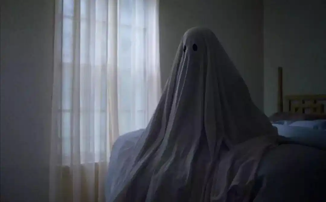 披条床单就说自己是鬼的恐怖片,却是我今年看过最感人的爱情!