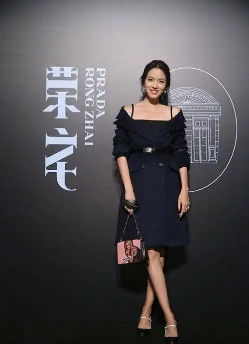 算是见识到了182cm的大长腿在张梓琳身上短裤也显得那么迷你