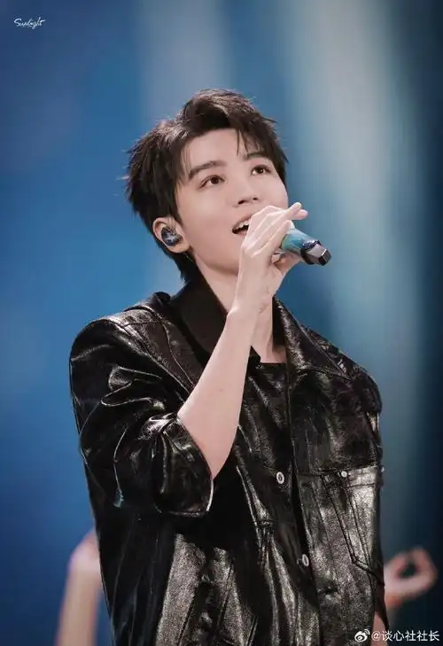 着大明星@tfboys-王俊凯一路前进#王俊凯成都人气##王俊凯彩带神图