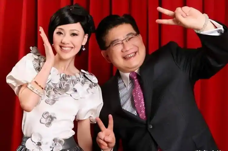 电视主持人王冠:和曹可凡传绯闻,两度从电视消失,38岁仍单身_因为