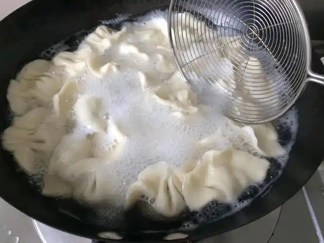 煮饺子时,很多人都不懂,用错了水,难怪饺子不好吃