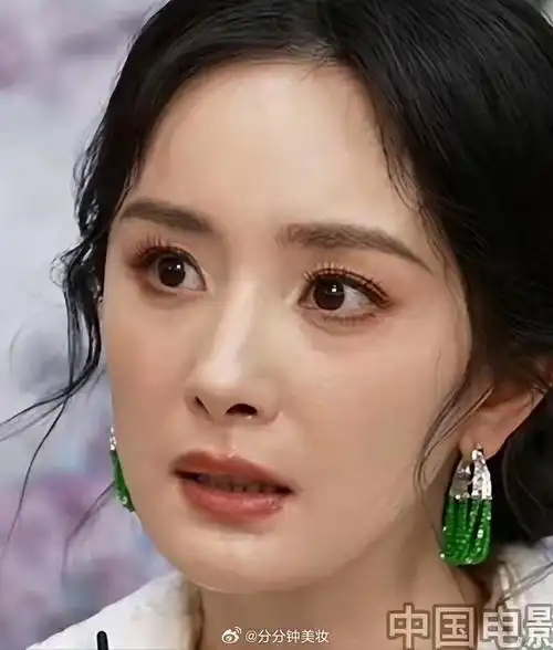 杨幂作为娱乐圈的常青树,在央视的镜头下,她也难掩疲惫之色,法令纹