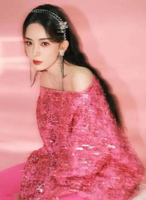 娜扎最新性感照被曝出,一袭粉色抹胸裙,纯净而性感,让人心醉|古力娜扎
