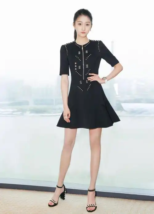 关晓彤和鹿晗站在一起,要微微屈一下腿,更不可能穿高跟鞋了虽然关晓彤