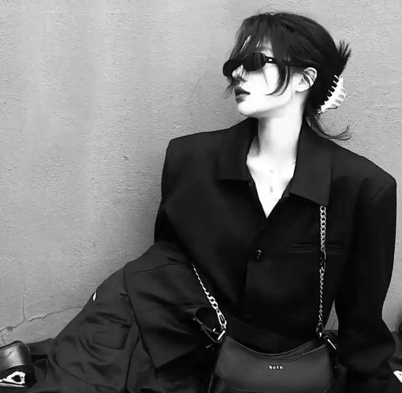 可以不扎人 但得带刺儿  #黑色系女头  #暗黑系头像@图文 - 抖音