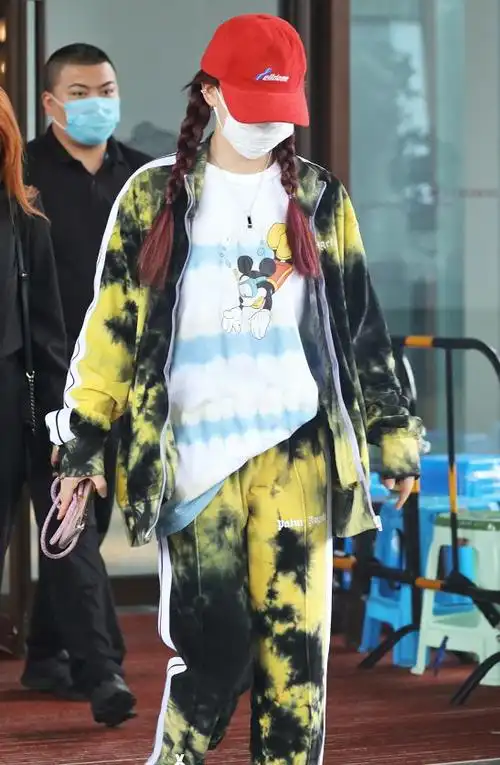 火箭少女101徐梦洁太潮了吧牛仔裤直接一刀剪掉有点厉害