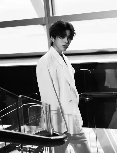 蔡徐坤冷冽复古黑白写真图片110