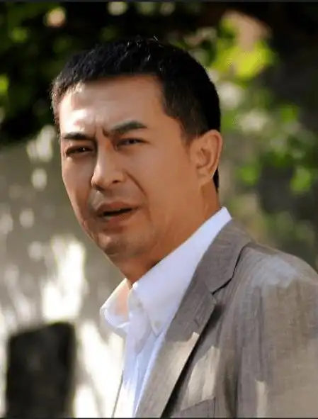 张嘉译:被前妻杜珺骂软饭男,转身娶王海燕为妻,42岁甜蜜当奶爸_摔跤