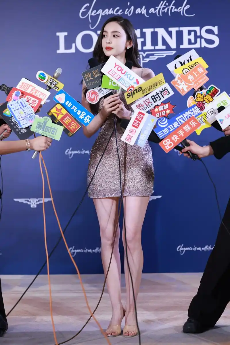 古力娜扎|1  透明高跟 极清特写现场. - 抖音