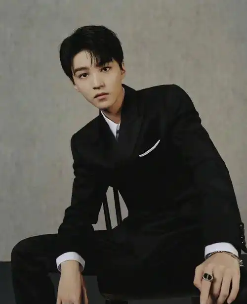 王俊凯穿上西装就是优雅贵公子