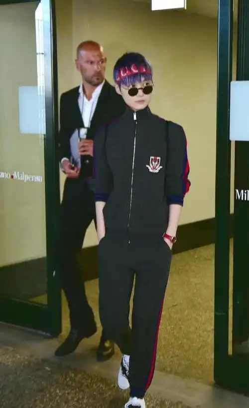 被李宇春的穿搭惊艳了红色套装太美了穿一次就感受到自己的美