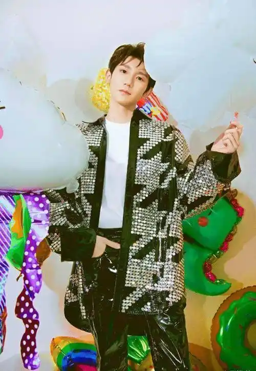 原创王源成年后太敢穿大胆挑战漆皮长裤不愧是tf家族颜值担当