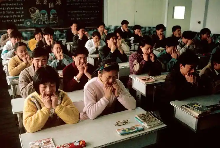 20多年后的回访:玛格南摄影师镜头下,90年代的中国人日常_眼光_澎湃