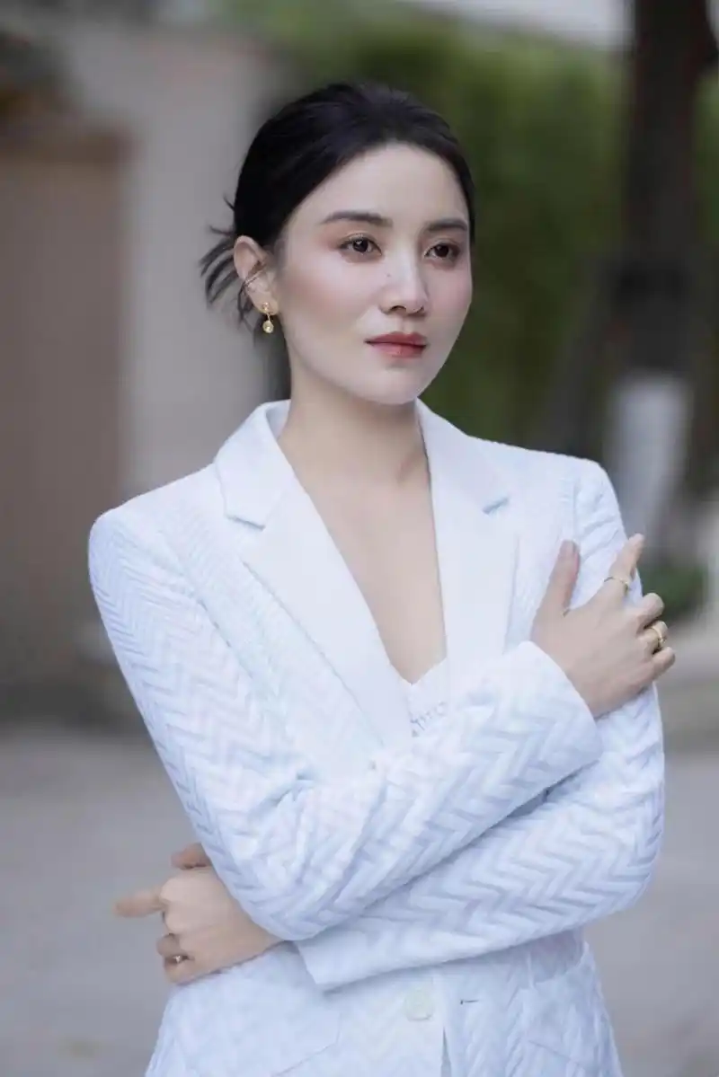 宋佳:一袭白色西装,肤白貌美的容颜,精致立体的五官,纤瘦高挑的身材