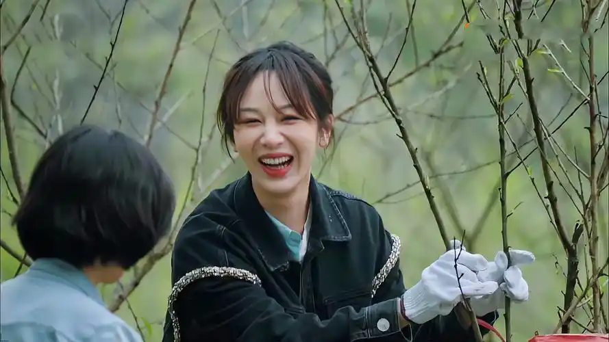 杨紫遇见张艺兴!仿佛找到开心果,种个树都嘎嘎直乐丨向往生活5