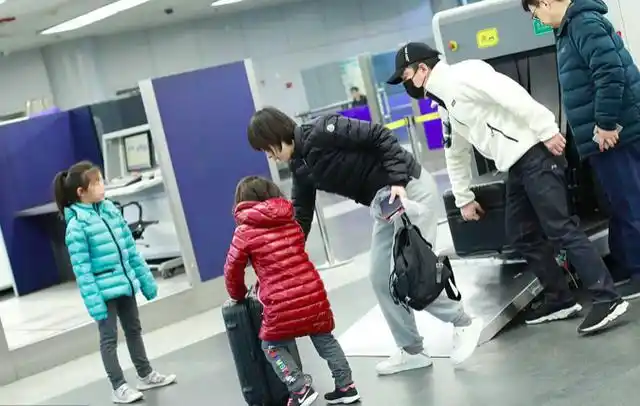 这一次黄渤和妻子以及两个女儿一同出镜,也是十分的罕见了,这样的全家