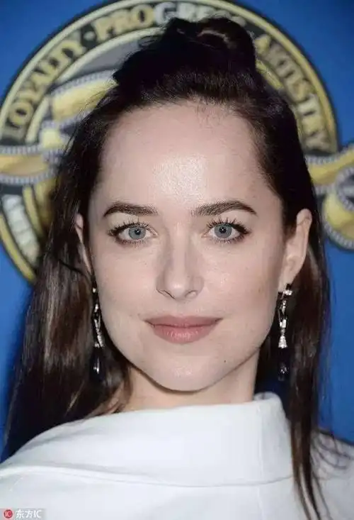 梨形脸一定要避免大光明, 或者是头顶比较鼓起来的发型▼