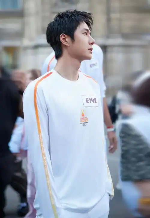 [新闻]240821 王一博新歌《天高海阔》点燃青春活力,激励青少年投身