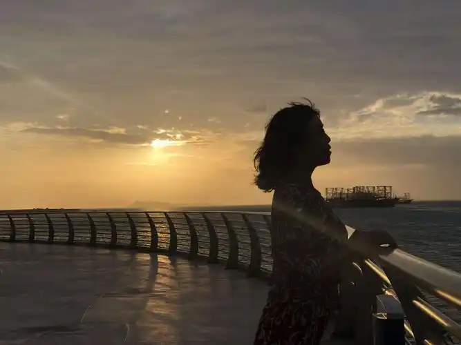 享受三亚阳光沙滩冬日暖阳