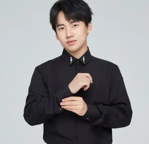 一次,郭麒麟在节目中被问:小你十岁没有经济能力的女生,和大你十岁有