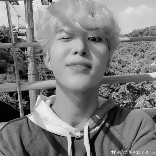 范丞丞室内抽烟惹怒网友打脸粉丝,乖孩子人设崩塌?