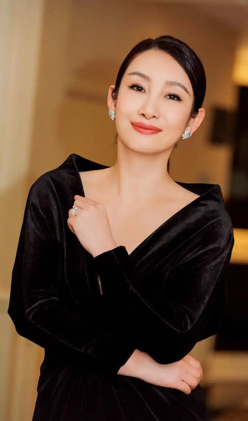 秦海璐:被李湘"截胡"男友,嫁二婚"糟糠男",终"扫地出门"