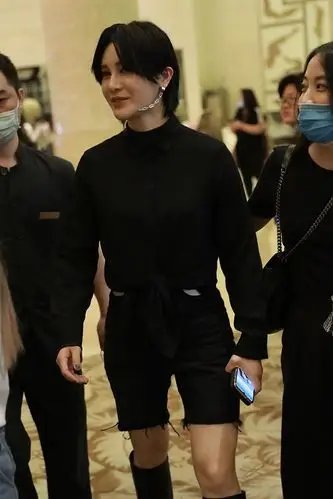 组图尚雯婕全黑look踩长靴又美又帅彩排至深夜和粉丝开心热聊